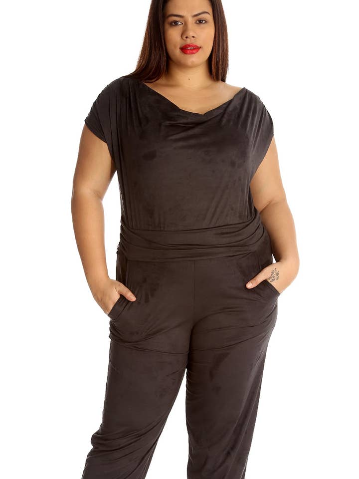 8034 Jumpsuit aus weichem Wildleder mit Wasserfallausschnitt für den Großhandel von NOUVELLE