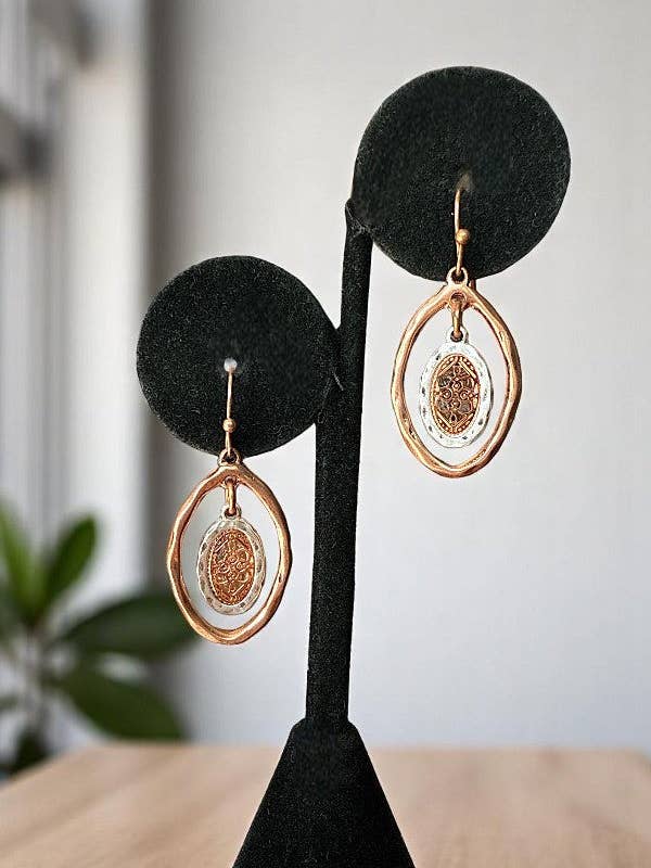 Hammaretsad markisformad utskuren detaljerad hängande örhänge för wholesale av Andrea Bijoux