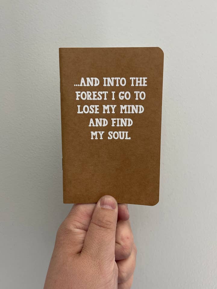 ... Et je vais dans la forêt, carnet de notes, bloc-notes pour la vente par Breakout Press Co.