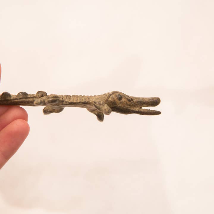 Old New House – Großhandel Skulptur – Vintage dunkles Krokodil Bronze Gold Gewicht