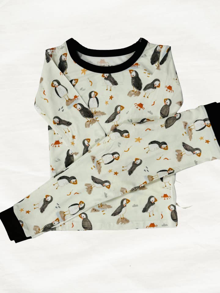 Küstenpuffins Zweiteiliges Schlafanzug-Set für den Großhandel von Gigi & Ninny Co