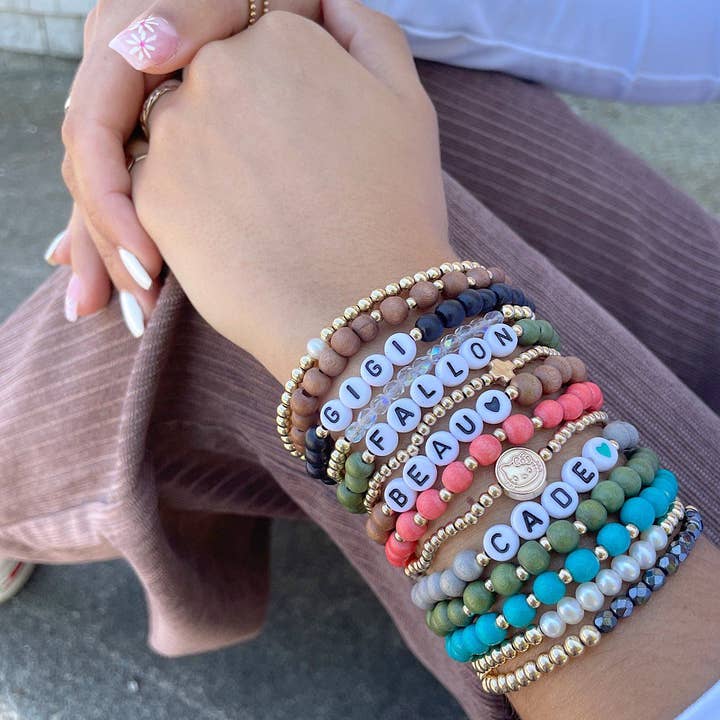Braccialetto con nome in legno Boho per la vendita all'ingrosso da parte di Isabelle Grace Jewelry