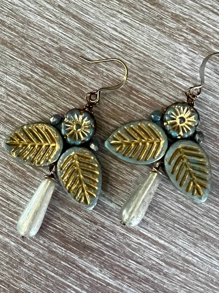 Boucles d'oreilles tendance Art Déco en feuille de palmier pour la vente par Twist Style