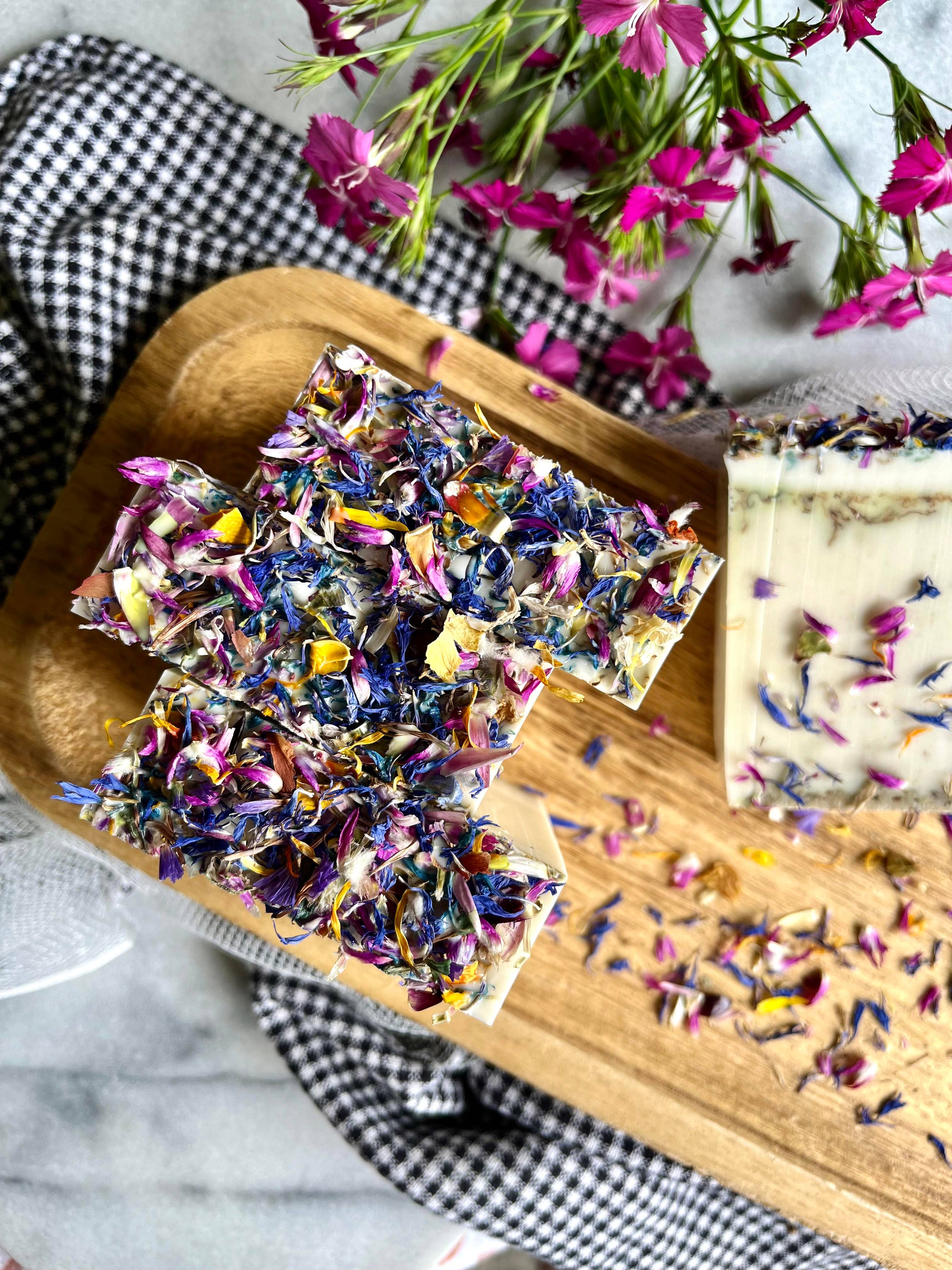 The Lavender Sachet – Engroshandel Sæbestykke – Havregryn + lavendelsæbe m/ tørrede blomster fra Two Moons Farm1