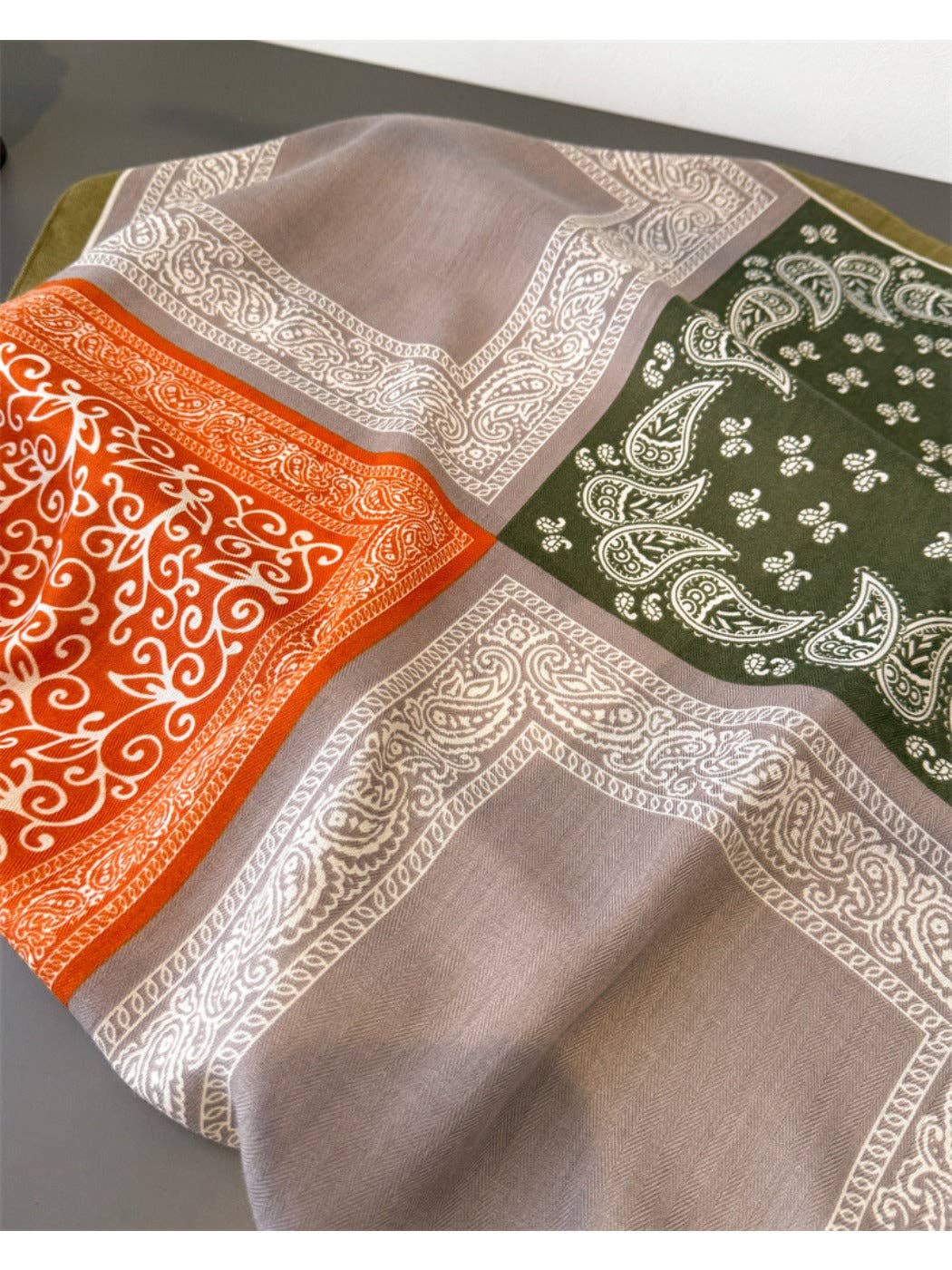 Funkyrel® Atzbranding Limited – Großhandel Schal – Damen – Scarvii - Quadratisches Tuch mit Paisley-Muster6