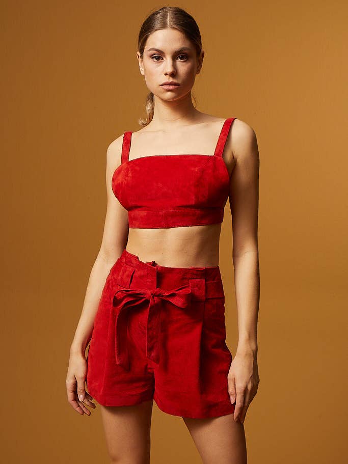 Gürtelte Hochtaillen-Wildleder-Shorts – Rot für den Großhandel von DUE2store