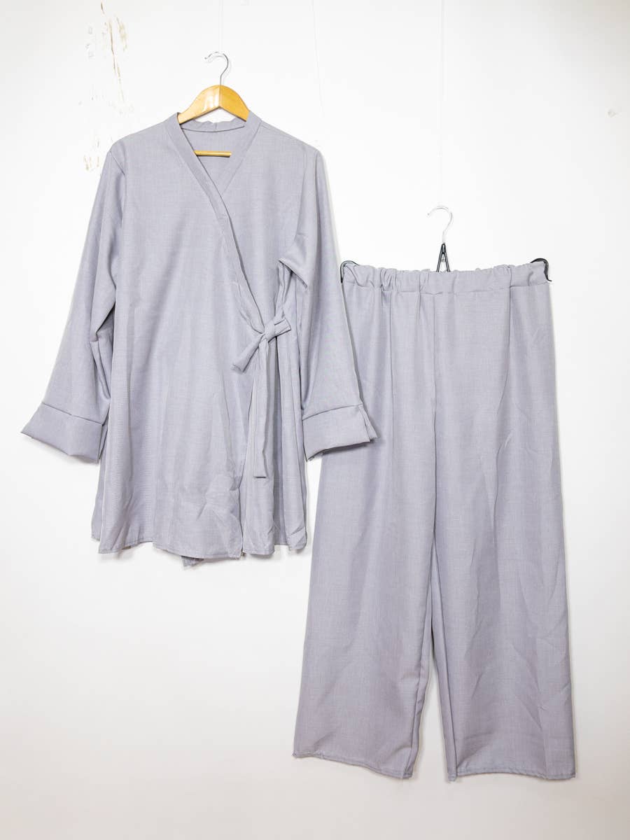 IDEAL OUTFIT – Großhandel Set aus Oberteil und Hose (NICHT Loungewear) – Damen – Abaya-Set mit überkreuztem Oberteil und seitlichen Knoten9