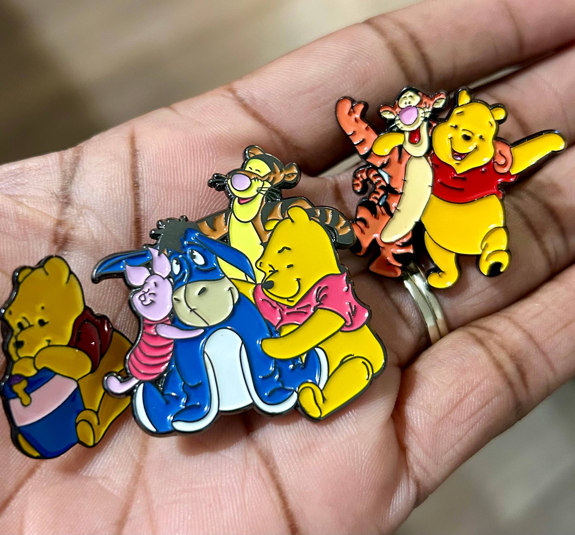 BG & Accessories - Vente Épinglettes/boutons - Des centaines d'épingles en émail - Lots mystères - Thèmes variés6