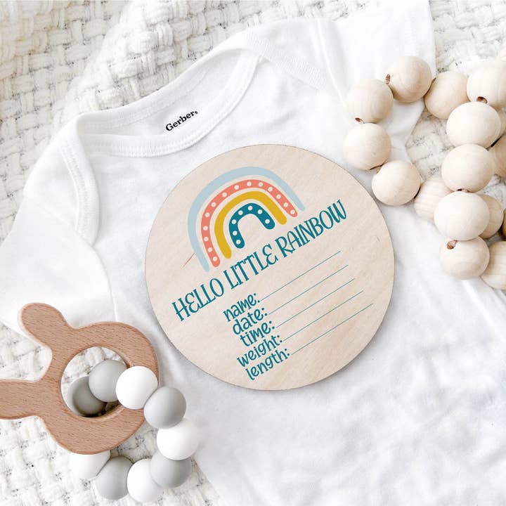 Geburtsstatusschild für Babys mit kleinem Regenbogen für den Großhandel von Teele and Co.
