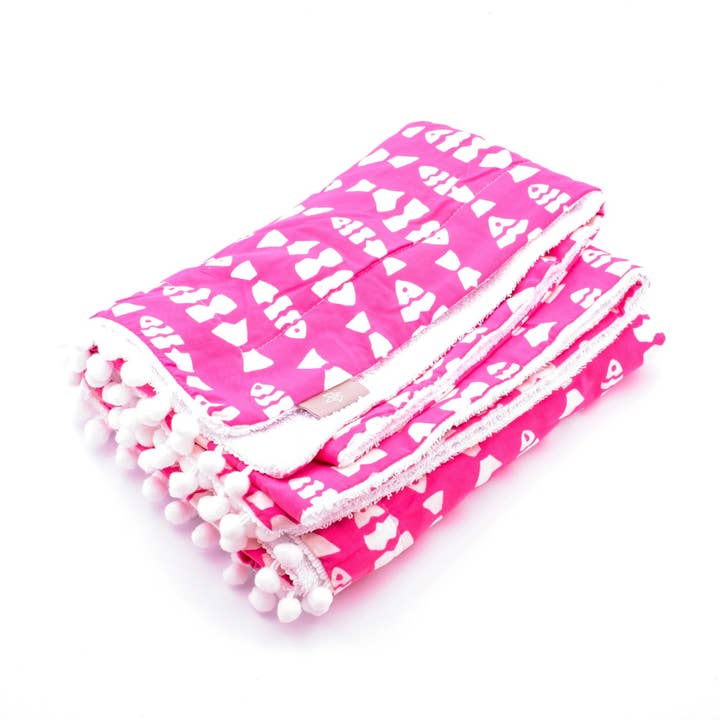 Lyserødt badehåndklæde med fiskemønster og pomponer for engroshandel hos LINDA HERING