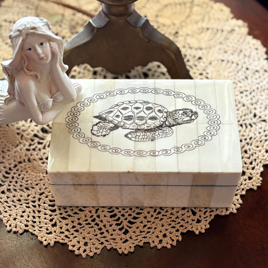 Madison Bay Co. - Historical Home Decor Reproductions - Vendita all'ingrosso Scatole decorative - Scatola in osso scrimshaw vintage con tartaruga marina e coperchio rimovibile, 5-1/4”2