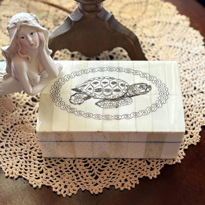 Madison Bay Co. - Historical Home Decor Reproductions - Vendita all'ingrosso Scatole decorative - Scatola in osso scrimshaw vintage con tartaruga marina e coperchio rimovibile, 5-1/4”2
