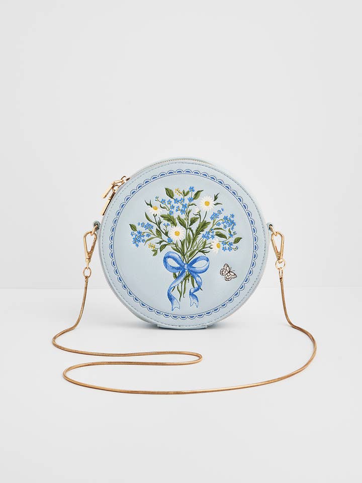 Blomstret sløjfe blå broderet cirkeltaske for engroshandel hos Fable England