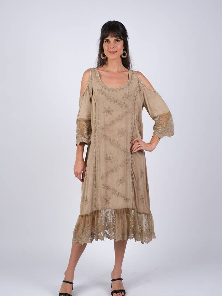 Vestido artesanal bordado con hombros descubiertos de camello para venta al por mayor de Sacred Threads