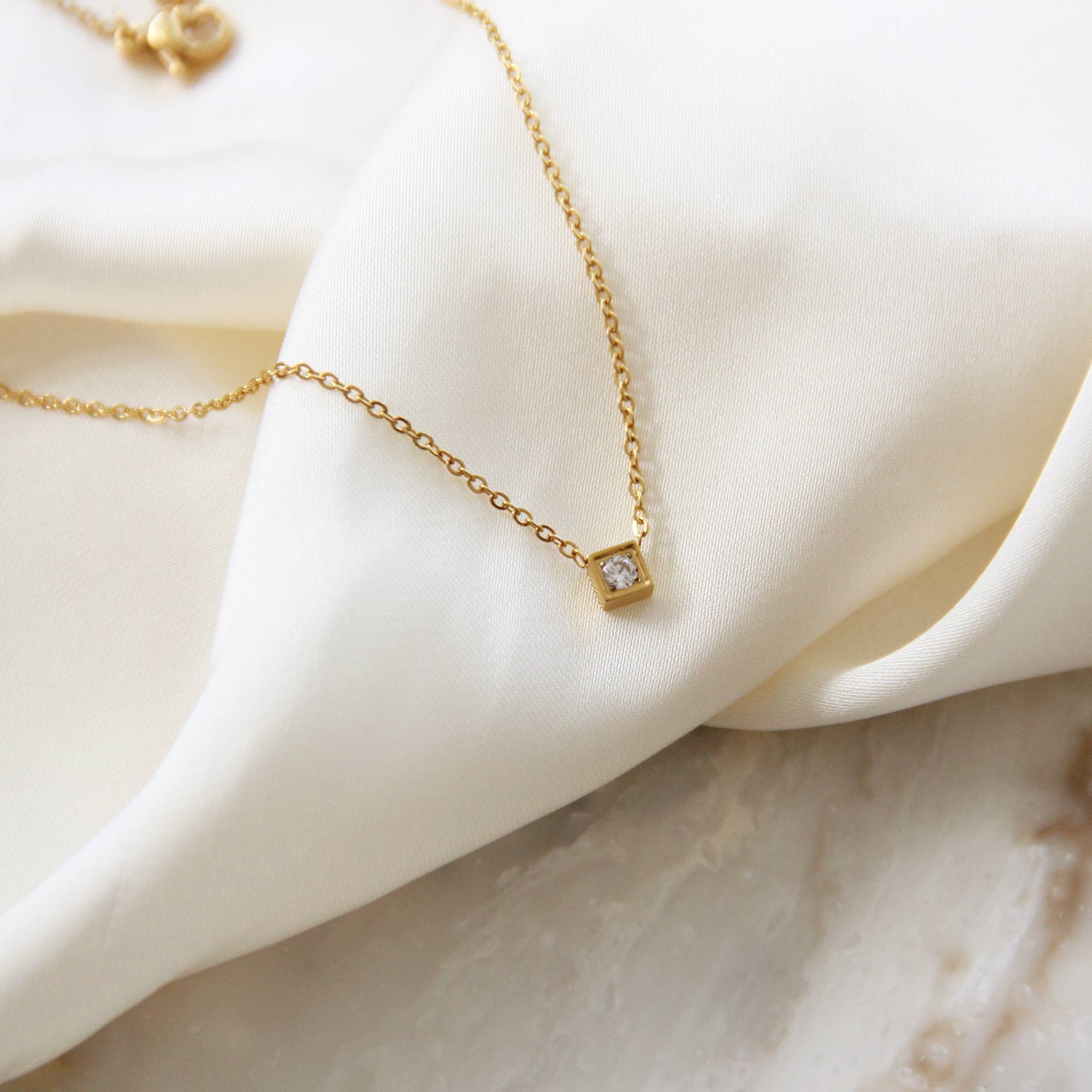 MAIVE - Venta al por mayor Collares con colgantes/abalorios - Collar Cuadrado con Piedra1