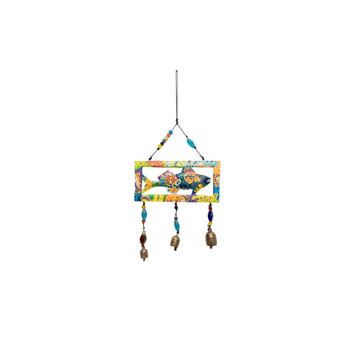 WY-498 - Le Cadre Poisson/bois peint à la main/perles & cloche pour la vente par Moksha Imports