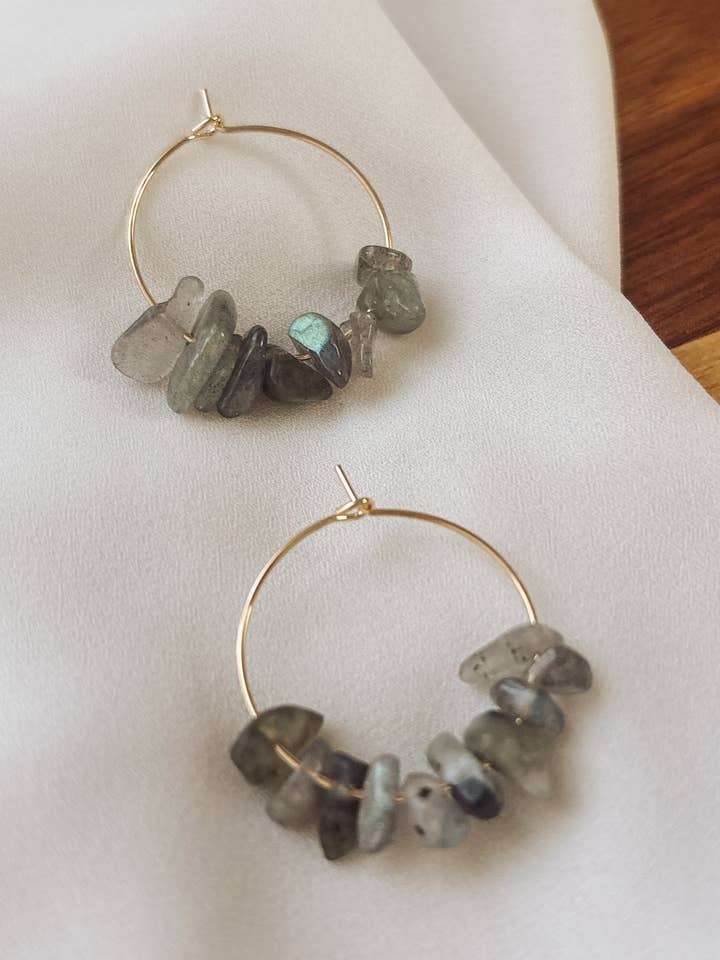 Gouden Hoepeloorbellen met Labradoriet Kralen voor wholesale door Placed by Grace