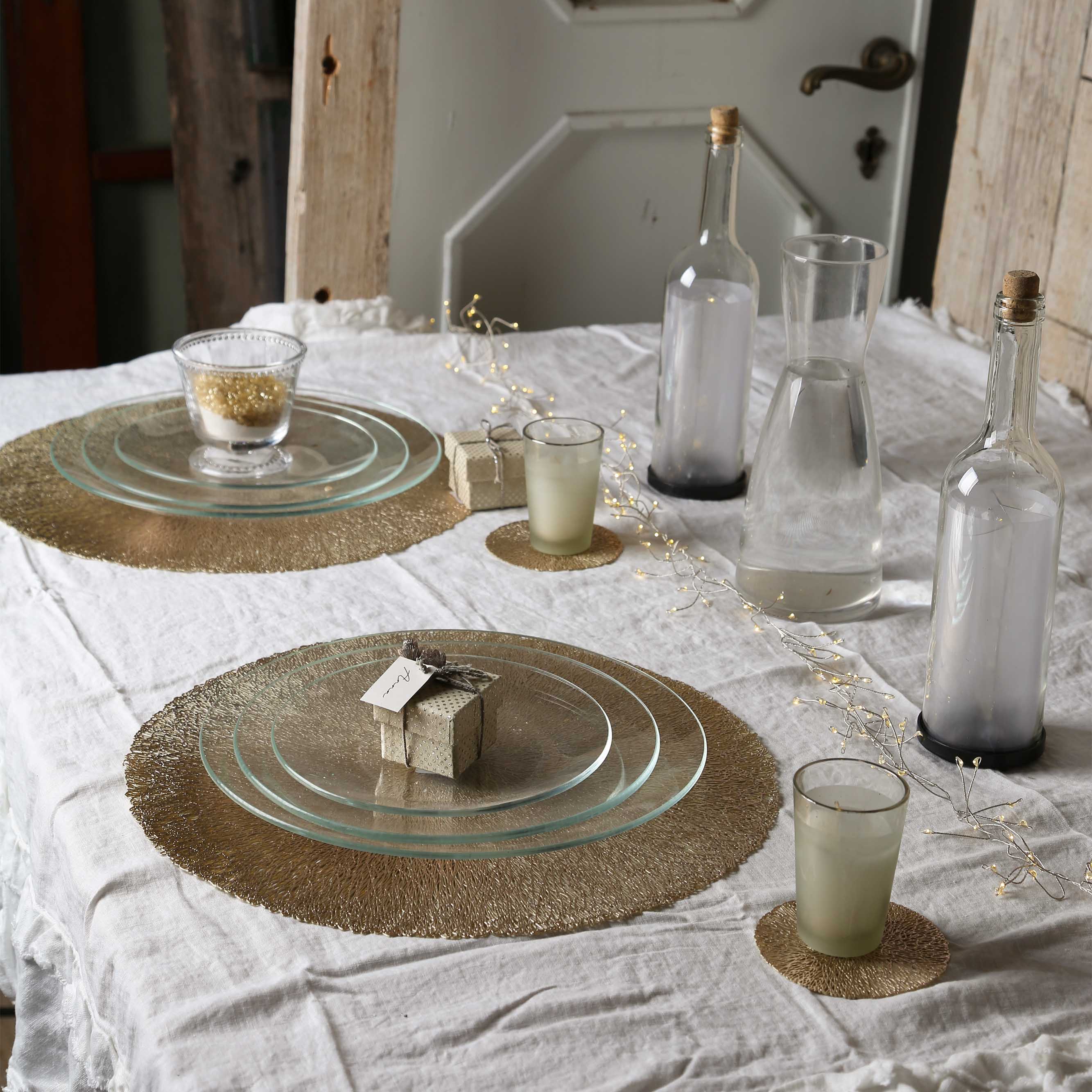 Fiorirà un giardino – wholesale Dekorativt bordsobjekt – Flätad guldmetall PVC-glasunderlägg, Ø 10 cm1