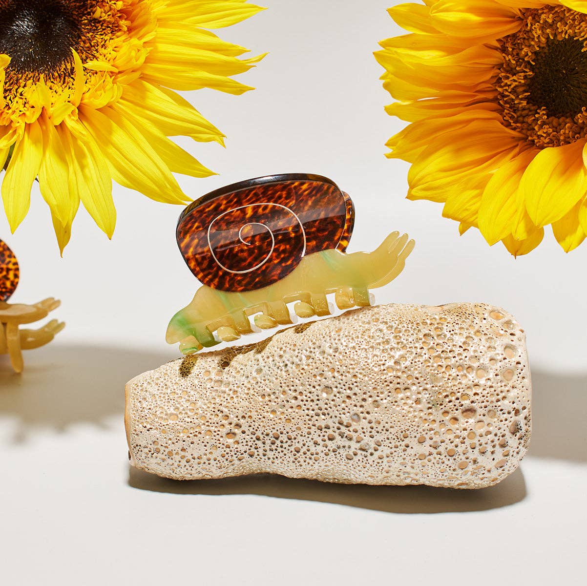 WINONA IRENE - Venta al por mayor Horquilla para el pelo - Mujer - Pinza de pelo pequeña con forma de caracol de jardín en acetato amarillo y ámbar5