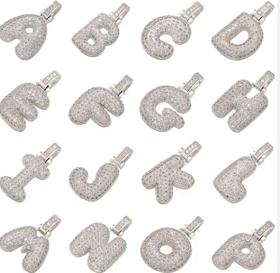 Ouro amarelo Pavé Bubble Letter Iniciais Colar em Aço Ouro 14K para venda a revendedores na Faire32