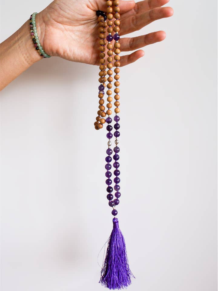 CHAPELET MALA EN AMÉTHYSTE ET SANTAL pour la vente par Calma Santa