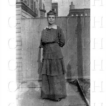 Annie Loe Lake en el patio trasero del Dr. John Clayland, 150 Hewes Street, alrededor de 1910 para venta al por mayor de Old NYC Photos