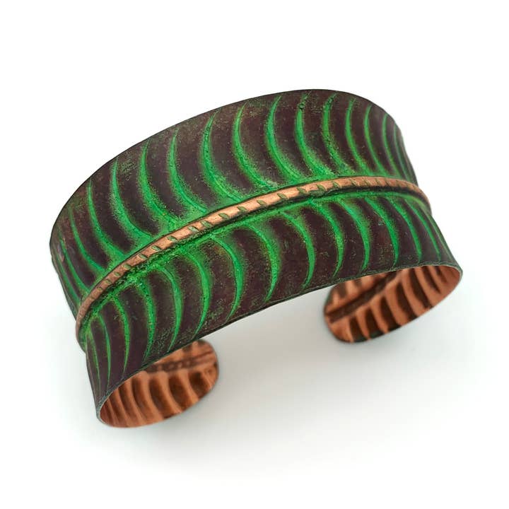 Cuff-armbånd med kobberpatina og tropiske grønne blade for engroshandel hos Anju Jewelry