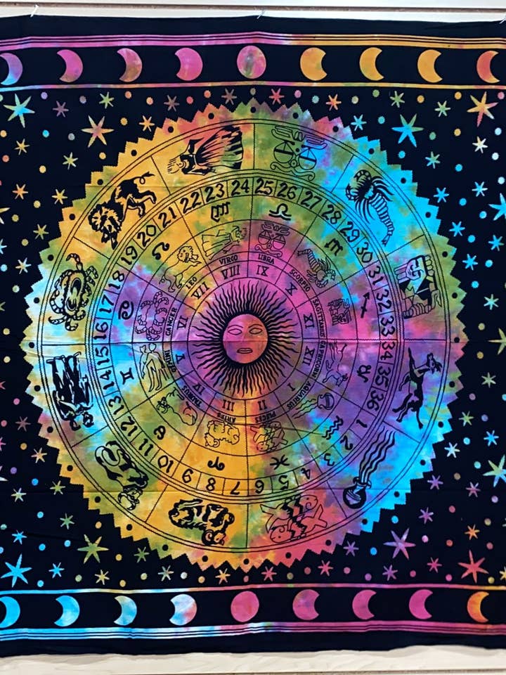 Tie-Dye Celestial Zodiac Kalender Tapestry for engroshandel hos Katmandu Trading Co.