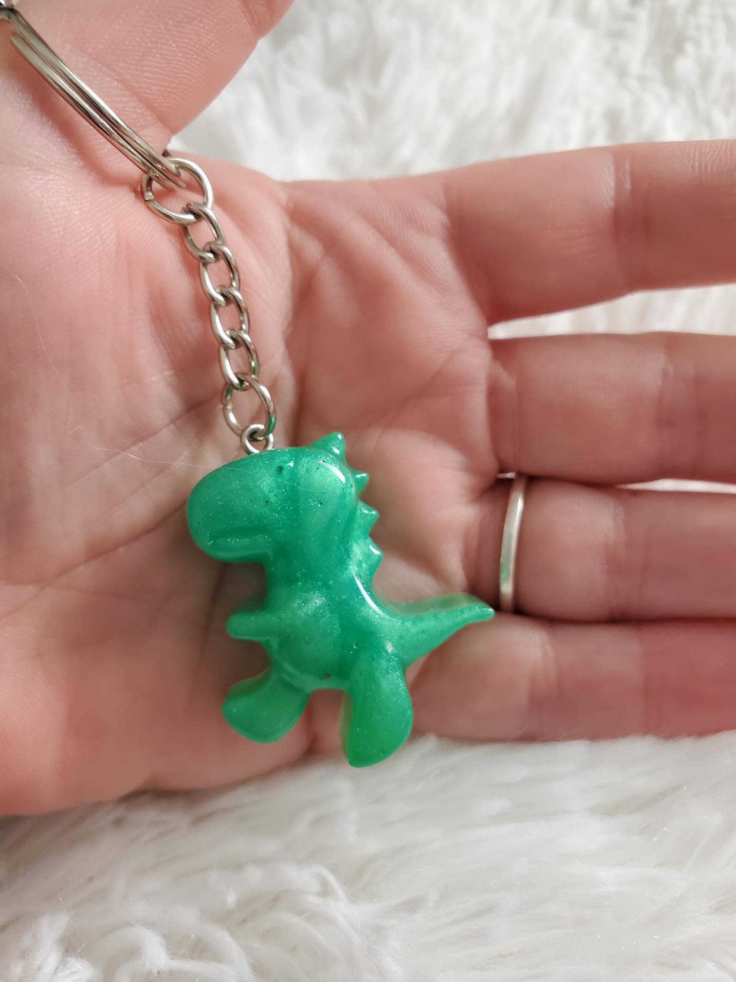 Tots And Tumblers Art - Venta al por mayor Llavero - Niños - Llavero de resina de dinosaurio, llavero tipo mochila12