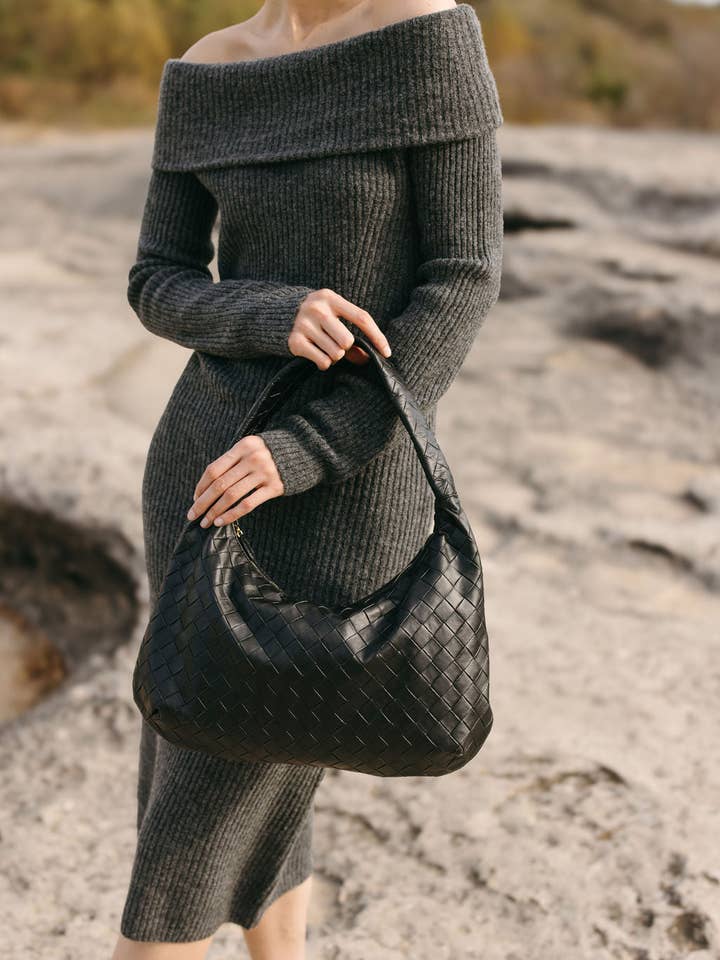 Liv skuldertaske i vegansk materiale i sort for engroshandel hos Ellefaire