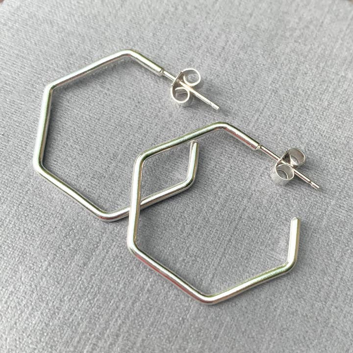 Boucles d'oreilles hexagonales en argent pour la vente par Verve Jewellery