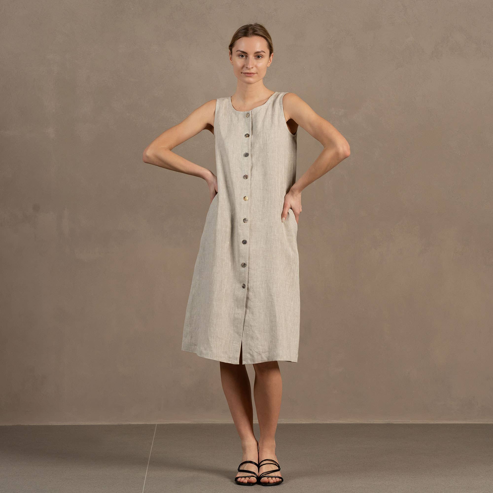 menique - Vendita all'ingrosso Vestito - Donna - Abito estivo smanicato Faith in lino con bottoni frontali1