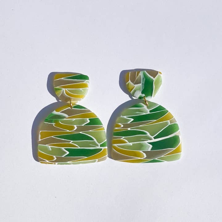 Grande arche pendante « vitrail » vert pour la vente par The Color Theory