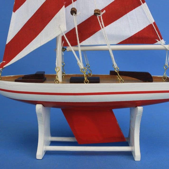 Hampton Nautical – wholesale Dekorativt bordsobjekt – Dekorativ segelbåtsmodell med rustika röda ränder 12"