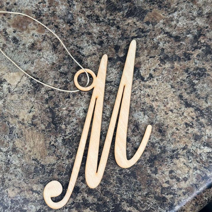 Lettre manuscrite « M » en tilleul pour la vente par Bumbletwist