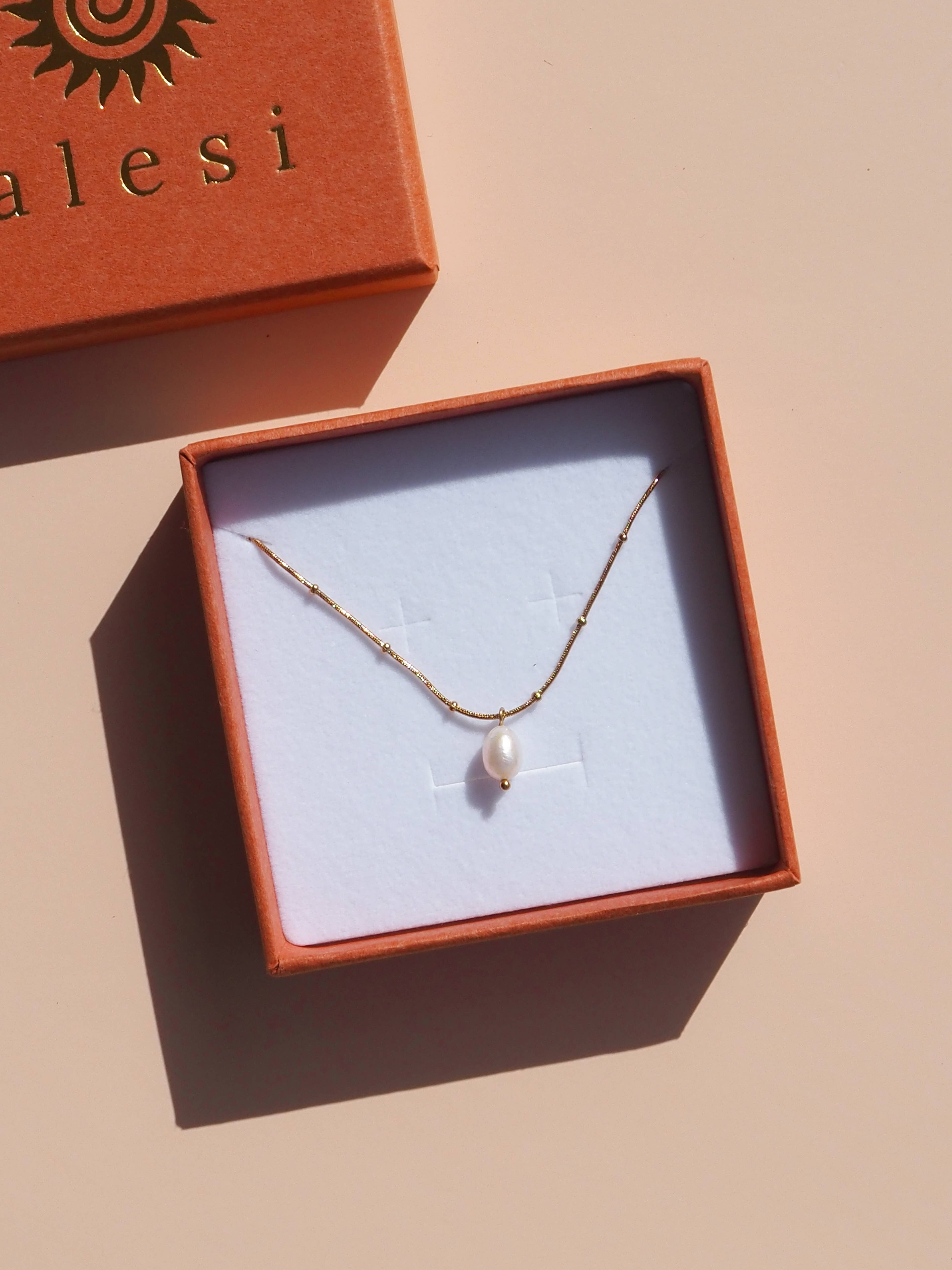 Alesi Jewellery - Wholesale Pendant/Charm Necklace - 18K Gold Freshwater Pearl Satellite Necklace