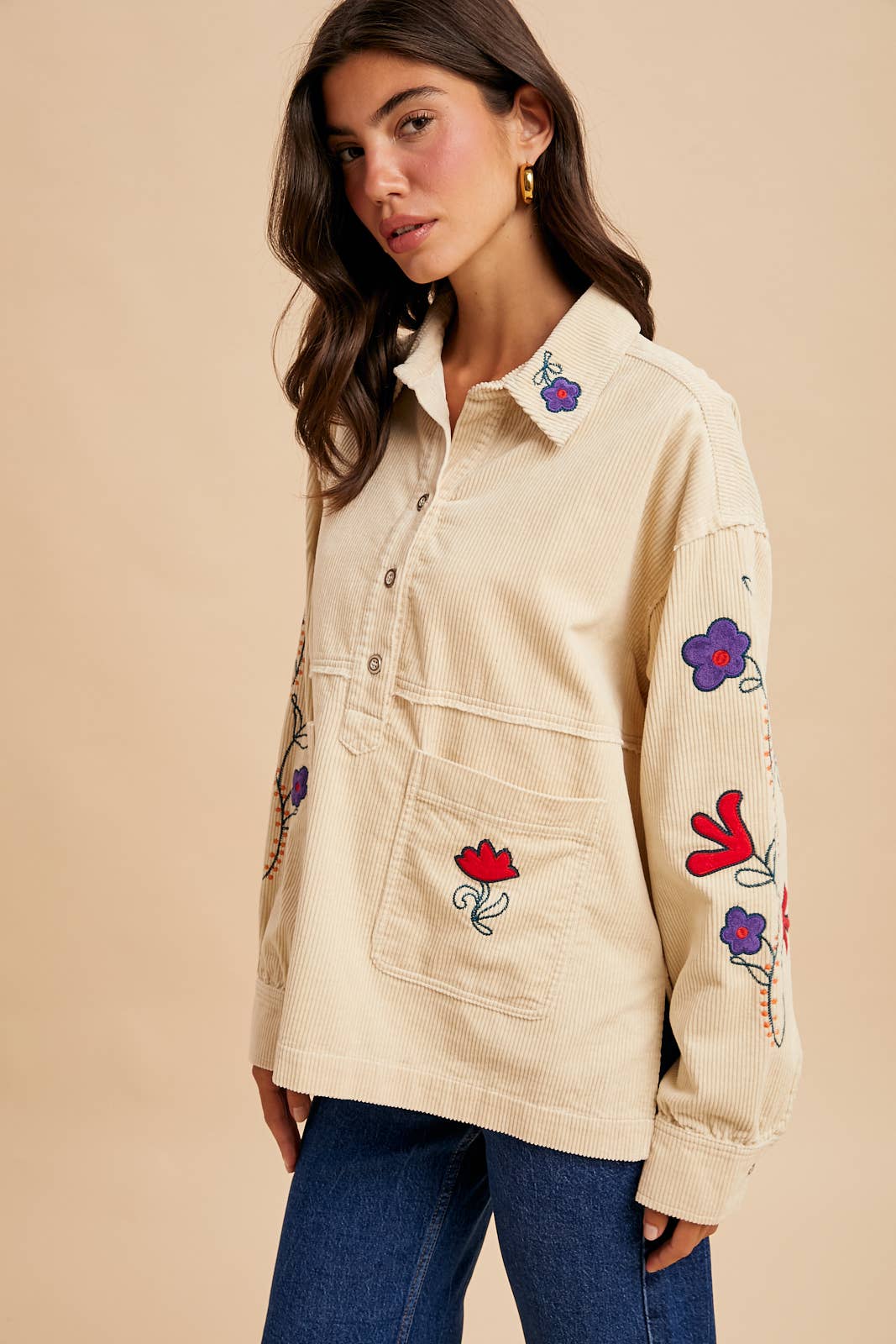 In Loom – Großhandel Hemd mit Button-down-Kragen – Damen – CORD-HENLEYSHIRT MIT STICKEREI11