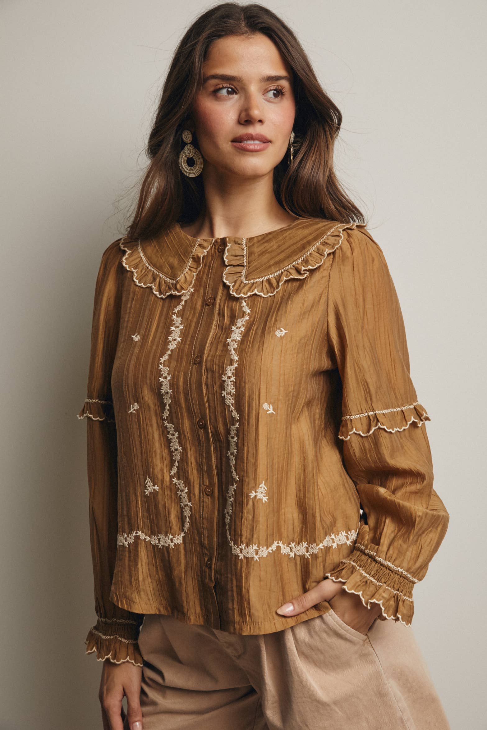 Forte – wholesale Blus - Dam – Broderad blus i bomull med volangkrage FT00035