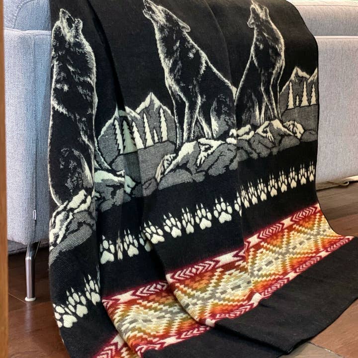 ECUALAMA - Wholesale Throw Blanket - Soft & Warm Baby Alpaca Wool Blanket - Extra Large 78" x 92" / 200 x 230 cm - Wolf Pattern - Reversible Black/White