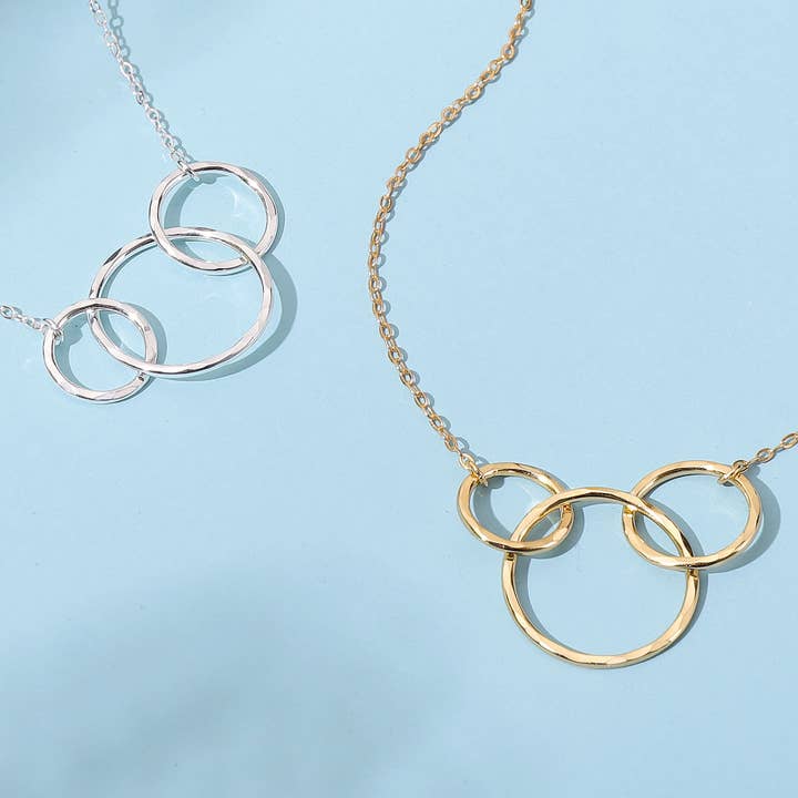 hope love shine – Großhandel Kette mit Anhänger/Charm – Halskette Eternity mit 3 Ringen, ineinandergreifende Kreise, Gold und Silber