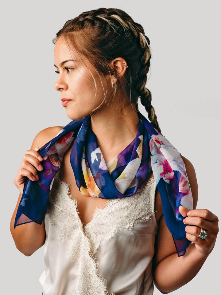 Sciarpa di seta viola fiore di loto trasparente per la vendita all'ingrosso da parte di Silk Squirrel