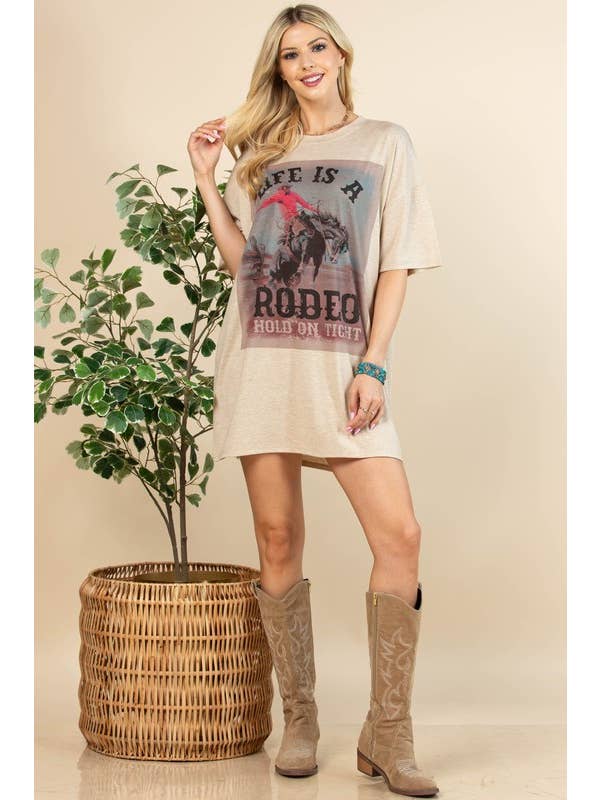 Kamel AV1202-TIANA LIFE IST EIN T-SHIRT-KLEID MIT RODEO-GRAFIK für den Großhandel auf Faire1