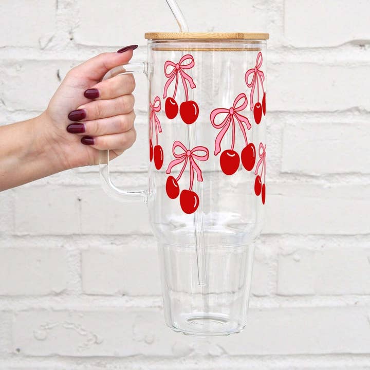 Gobelet en verre Cherries and Bows 40 oz avec couvercle et paille pour la vente par Sip-Sip Hooray!