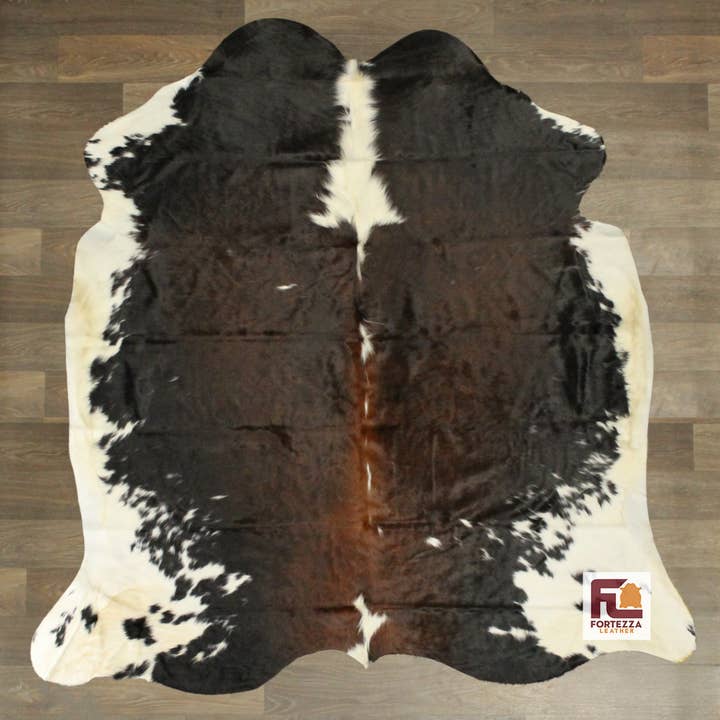 Tappeto in pelle di mucca tigrata marrone scuro (Dimensioni 6'6'' x 6'5'') 0004 per la vendita all'ingrosso da parte di Fortezza Leather