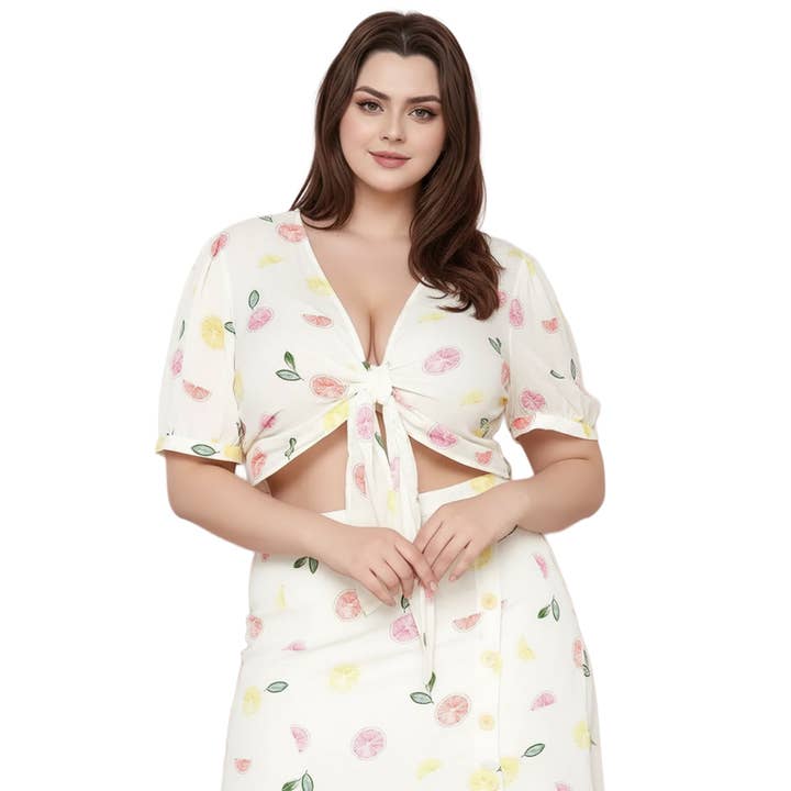 Blouse Nurode grande taille avec ourlet et nœud perforé en forme de fruits pour la vente par Robin K