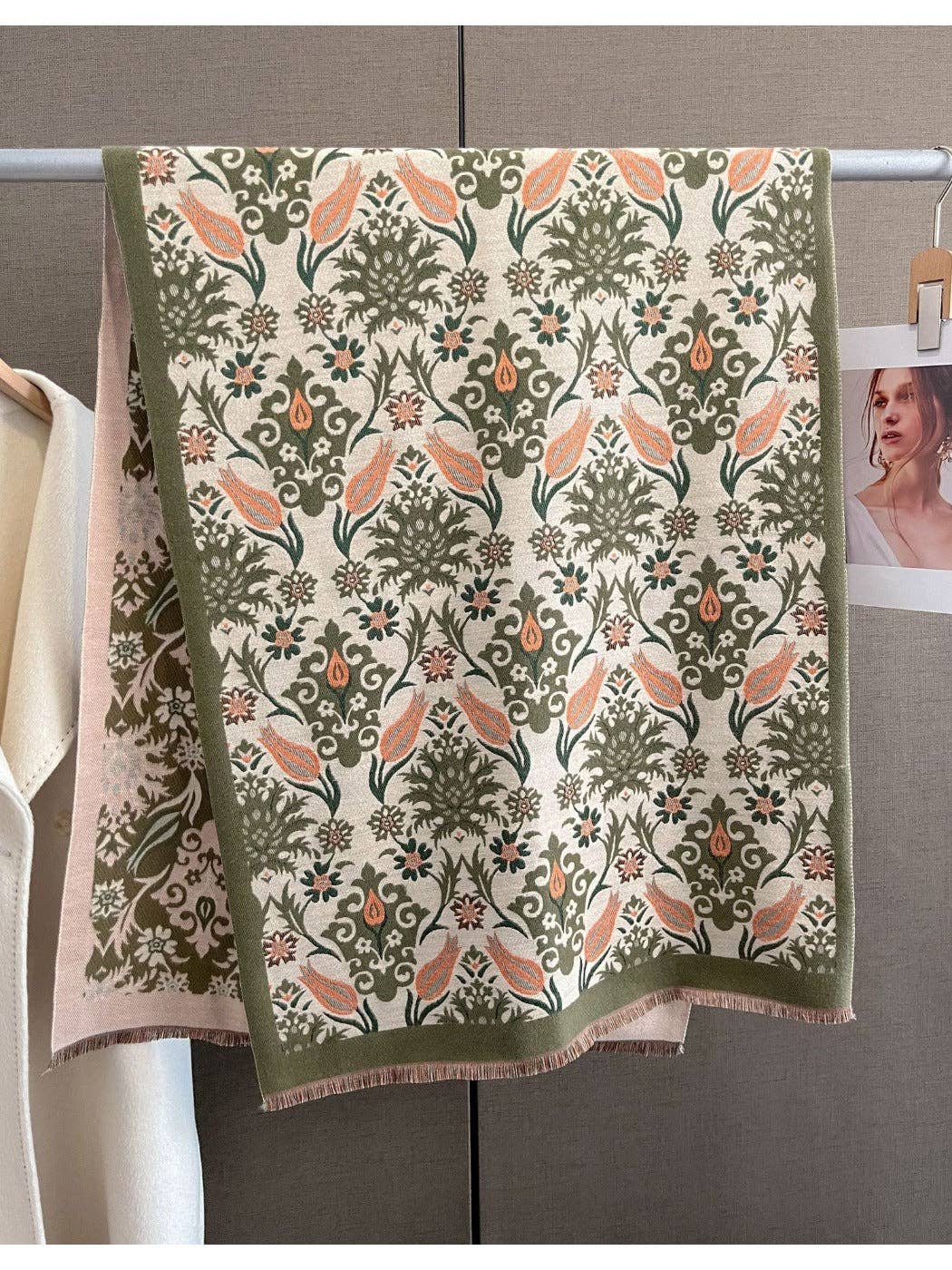 Funkyrel® Atzbranding Limited - Wholesale Scarf - Women's - Scarvii - Winter Paisley Scarf for Women1