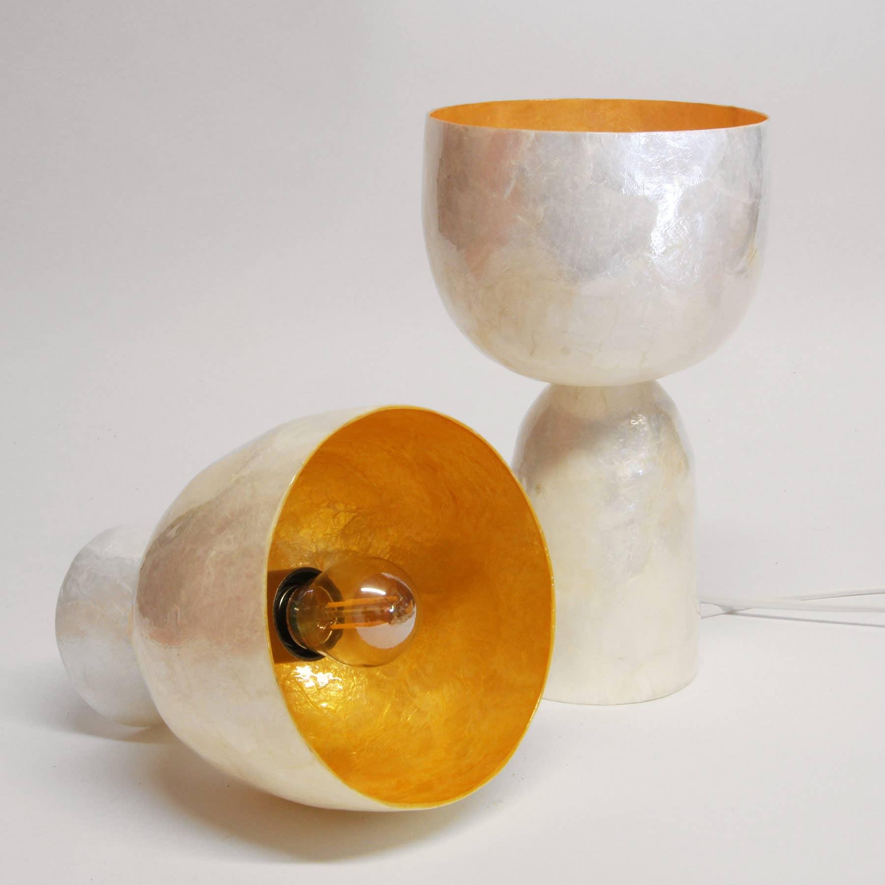 Ithemba - Vente Lampes d'appoint/de bureau - Lampe à Poser en nacre Large Blanc et Doré1