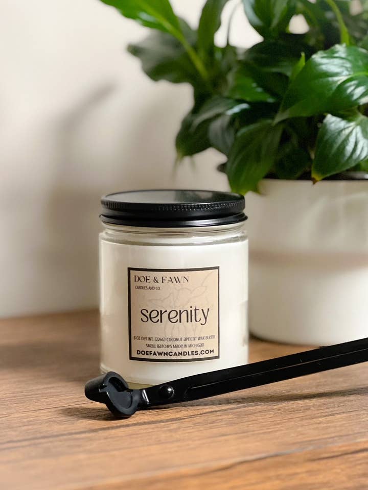 SERENITY/Bocal transparent de 8 oz avec couvercle noir pour la vente par Doe & Fawn Candles and Co.