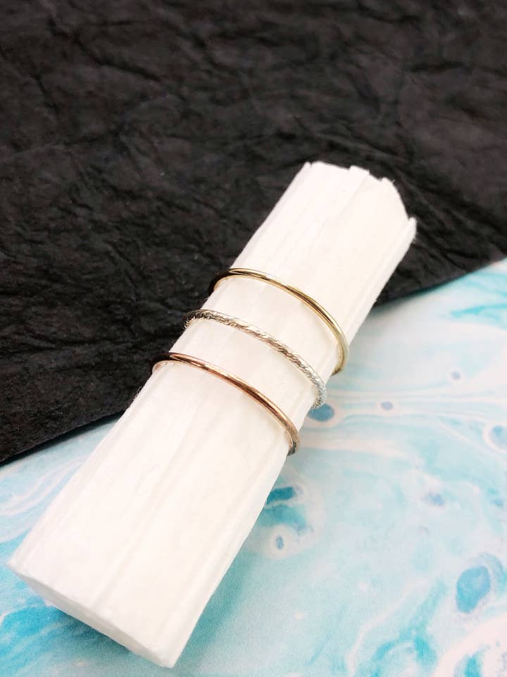 F A T E S - La bontà nel futuro - Trio di anelli impilabili per la vendita all'ingrosso da parte di ATALANKA