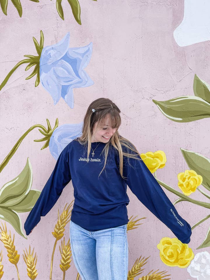 Camiseta de manga larga con texto en inglés «Jesus Heals Psalm 56» para venta al por mayor de HH and Grace Co